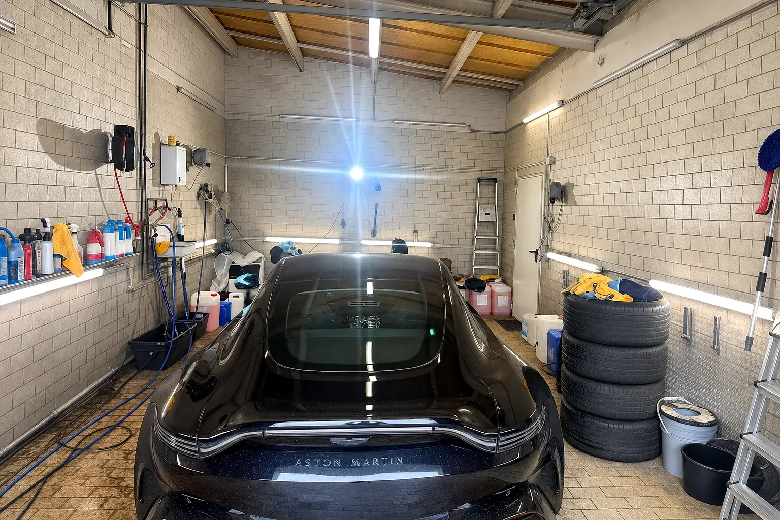 Schwarzer Aston Martin Vantage in der Aufbereitungshalle von Car Cleaner Dietzenbach