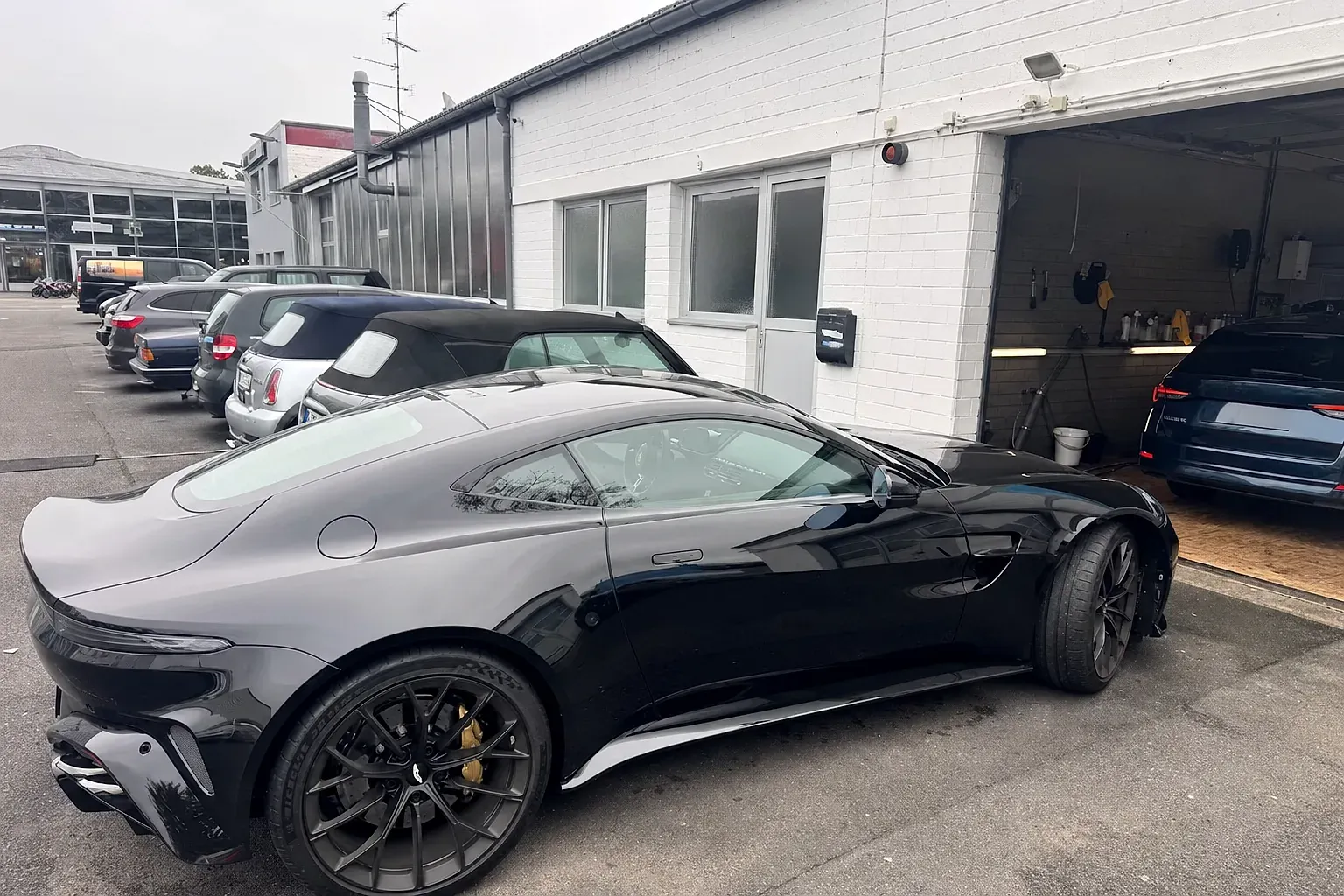Schwarzer Aston Martin vor dem Standort von Car Cleaner Dietzenbach