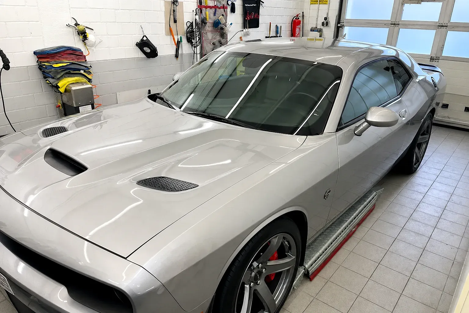 Silberner Dodge Challenger in der Aufbereitungshalle