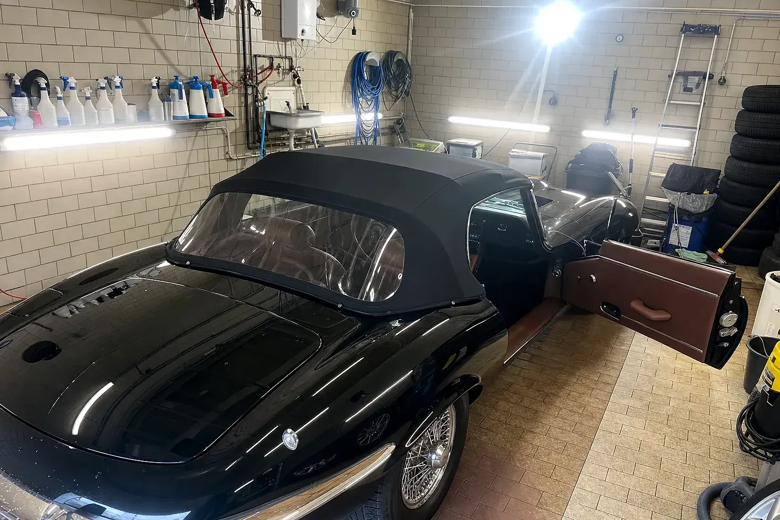 Schwarzer Jaguar E-Type Oldtimer in der Aufbereitungshalle