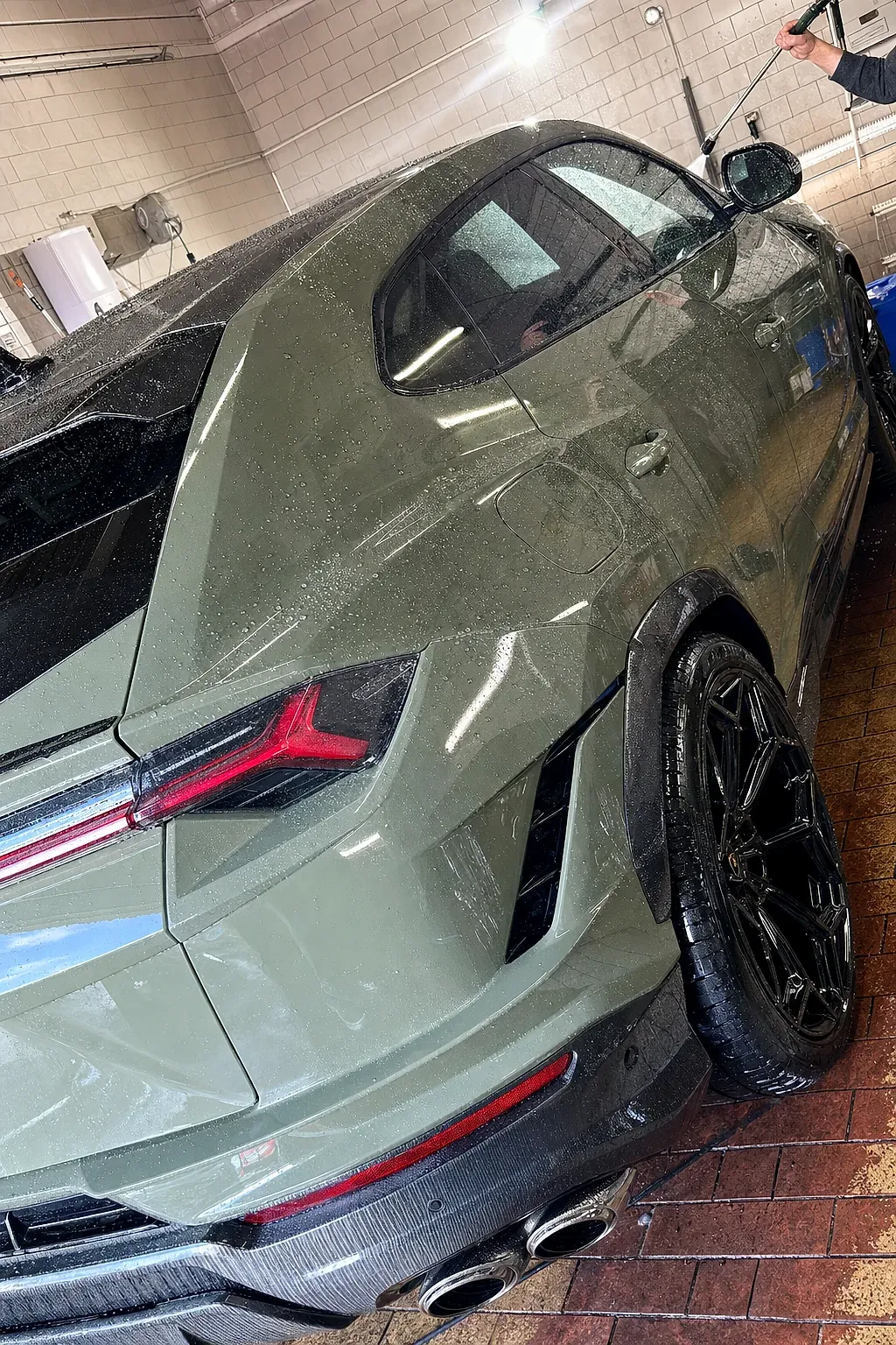 Grüner Lamborghini Urus – Detailansicht von Heck und Felge