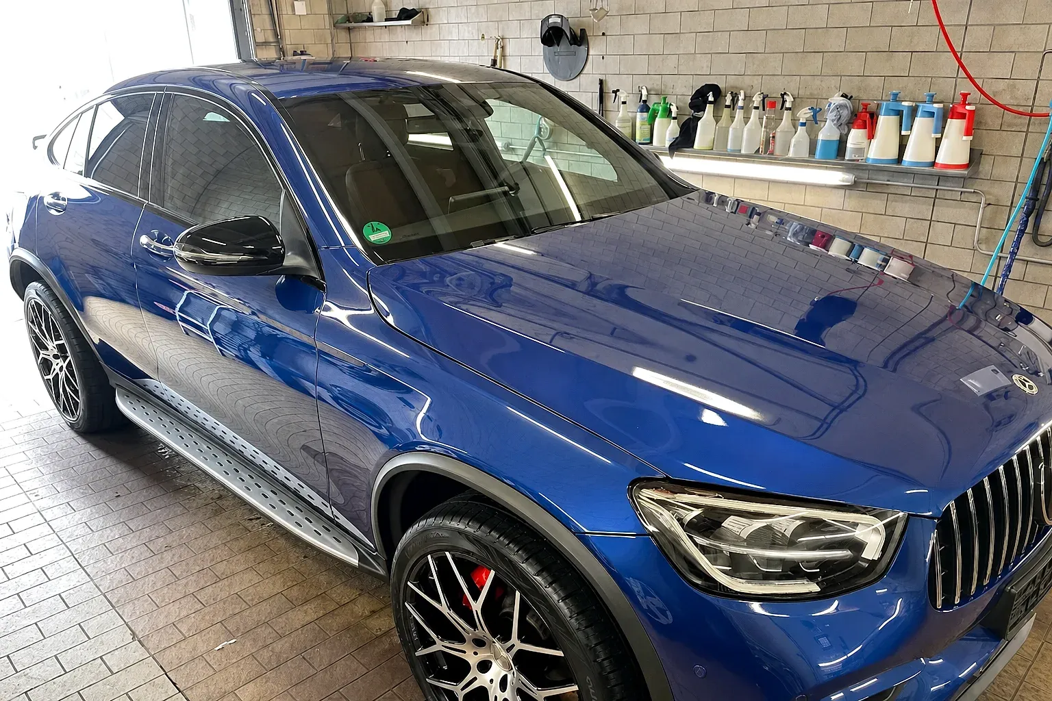 Hochglänzend aufbereiteter blauer Mercedes-AMG GLC Coupé