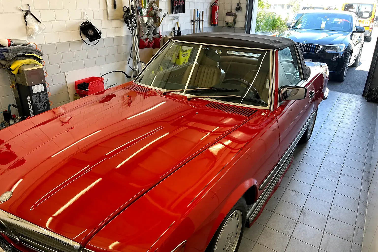 Roter Mercedes SL Oldtimer in der Aufbereitungshalle