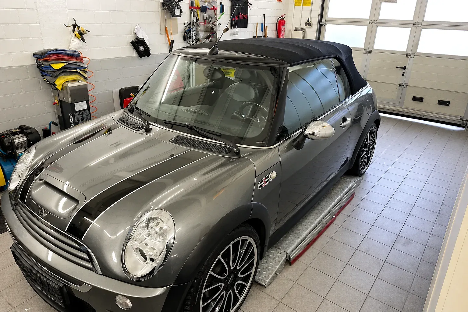 Grauer Mini Cooper S Cabrio in der Aufbereitungshalle