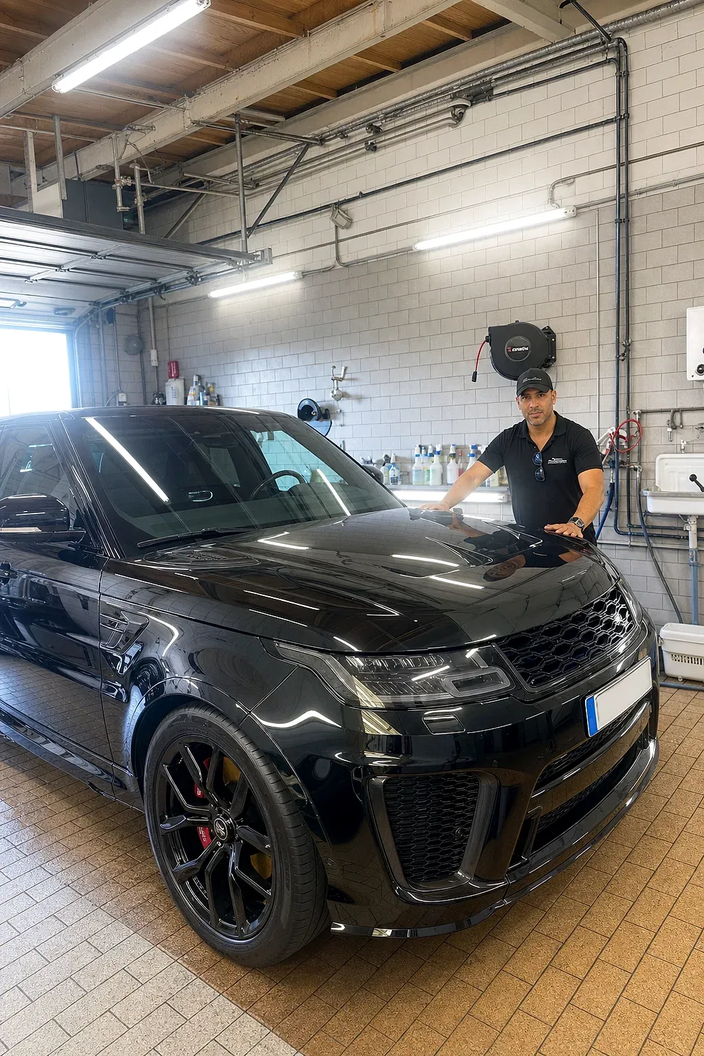 Aufbereitung eines schwarzen Range Rover Sport SVR bei Car Cleaner